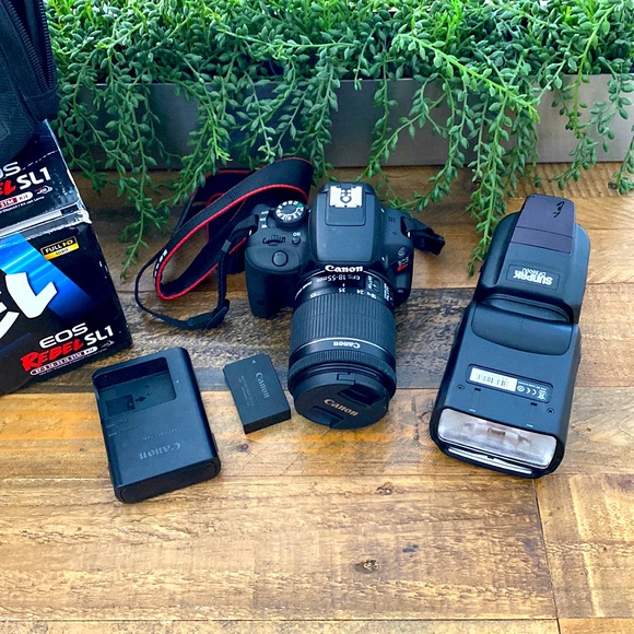 Canon EOS Rebel SL1 camera with box and flash - Picture 2 of 9